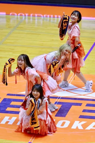 華やかなステージで輝くアイドルたち
