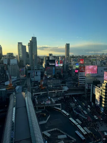 夕景の喧騒と影
