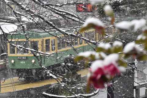 雪景色に佇むレトロな電車
