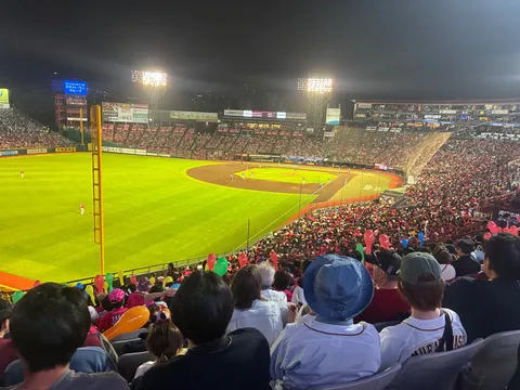 夜のスタジアムの色