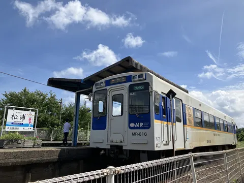 青空とローカル列車、駅の風景