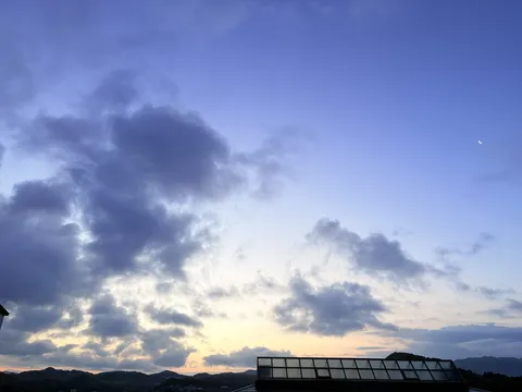 三日月とたそがれ空