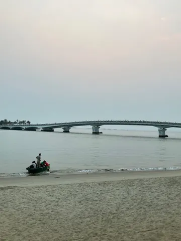 水平線に架かる橋と静かな海