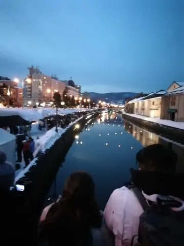 運河の夜、光と水面のいたずら
