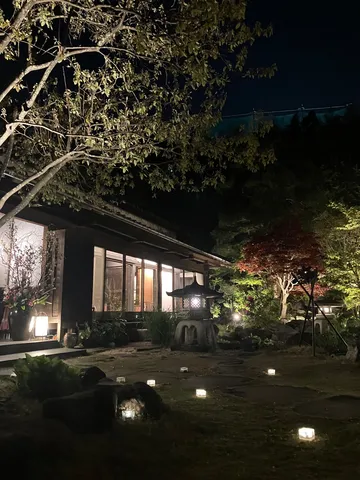 静寂の庭に、まさかのゴルフ場？