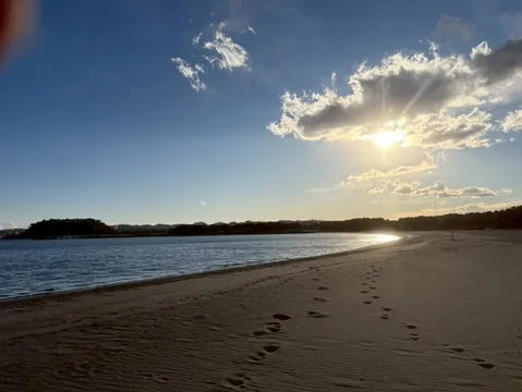 夕陽と砂浜の一場景