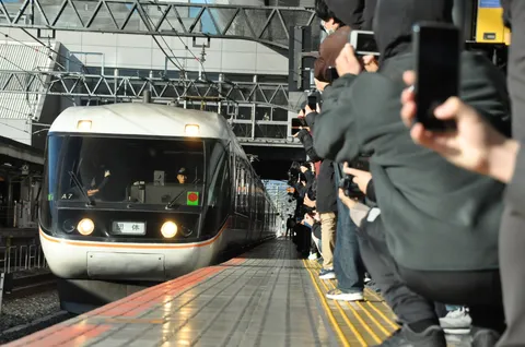 熱い視線集まる到着列車