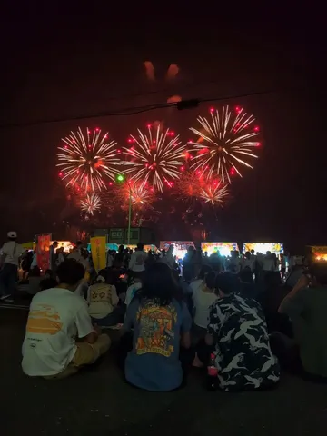 夜空を彩る夏祭りの光