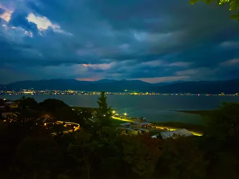 夜景と藍色の空のコントラスト