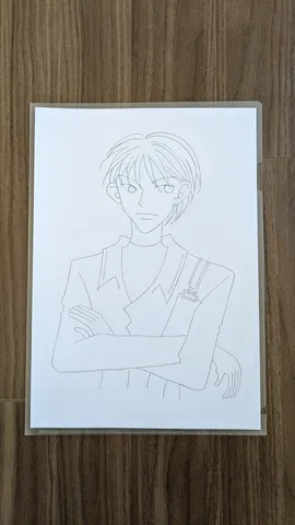 クールな表情でこちらを見つめる少年