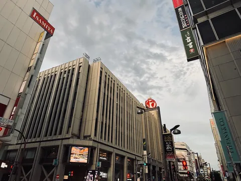 街を見上げる問いかけマーク