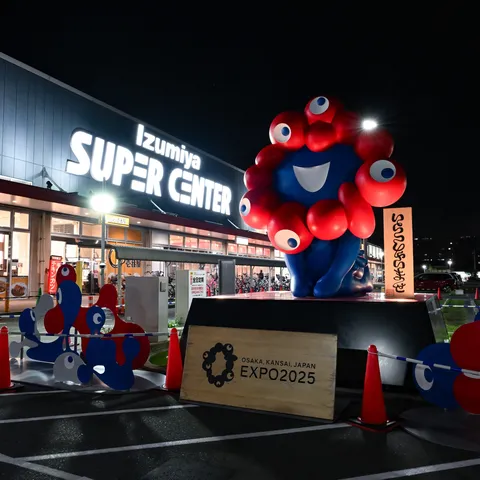 夜のスーパーに現れた球体怪獣