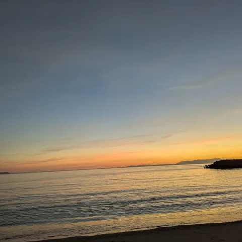 穏やかな水平線に沈む夕日
