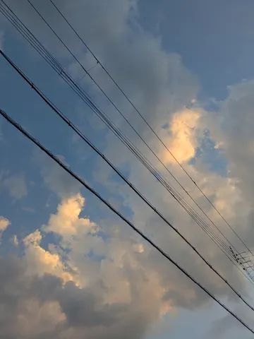 空と電線の織りなす時間