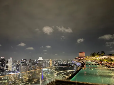 夜空に浮かぶリゾートの煌めき