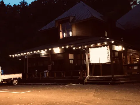 灯りと佇む建物、旅情を誘う夜