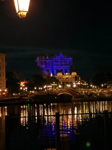 夜景に映えるタワーと灯りのリフレクション