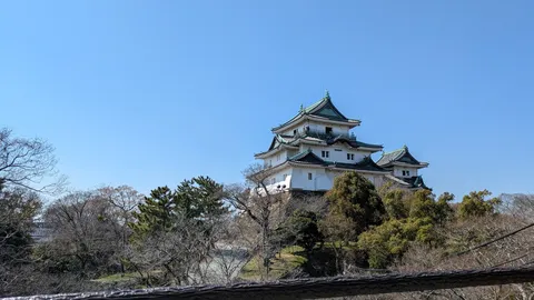 青空に映える古城の威厳