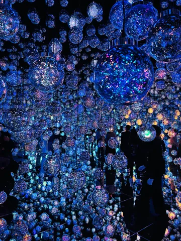 無限に広がる光の万華鏡