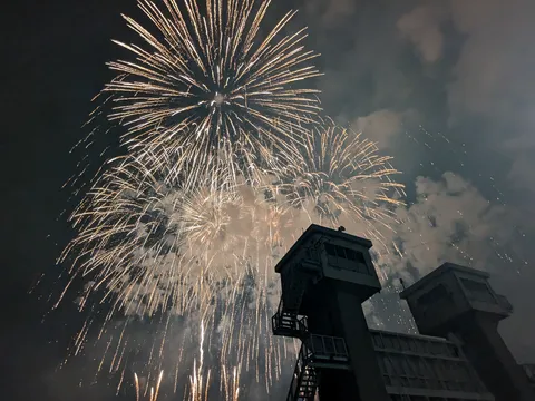 夜空に咲き誇る黄金の花火