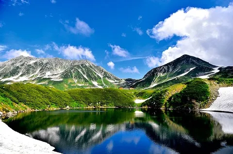 蒼天映す山湖の静寂