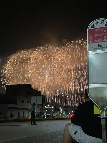 夏空を彩る祭りの夜