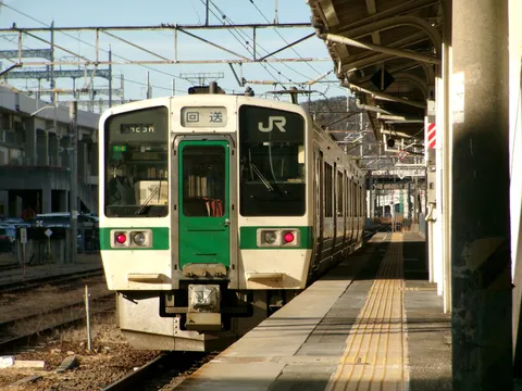駅のホーム、電車が来る予感