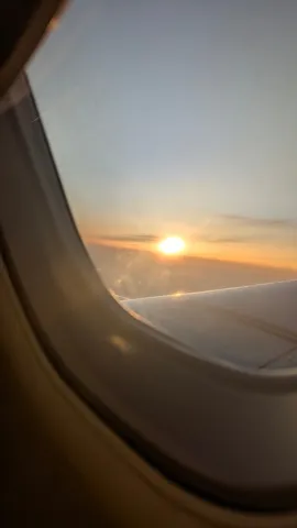 静かな飛行機窓の夕景