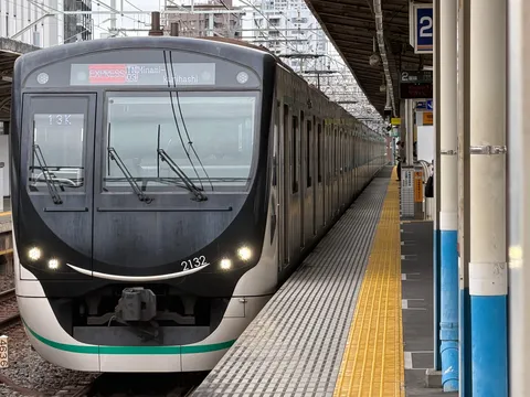 ホームを貫く銀色の列車
