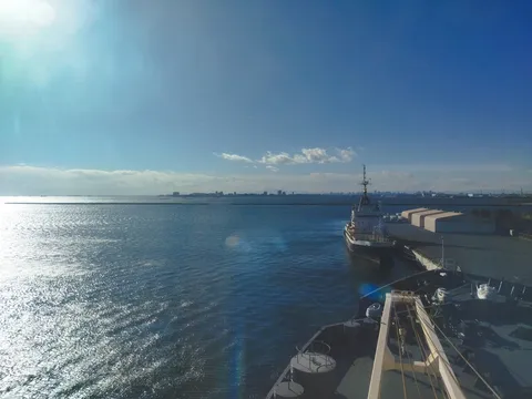 港に佇む船と広がる空