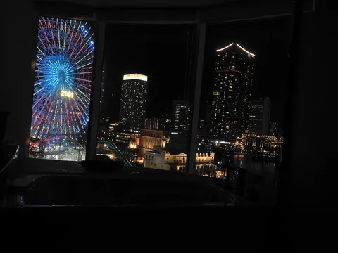 夜景と観覧車のロマンチックな時間