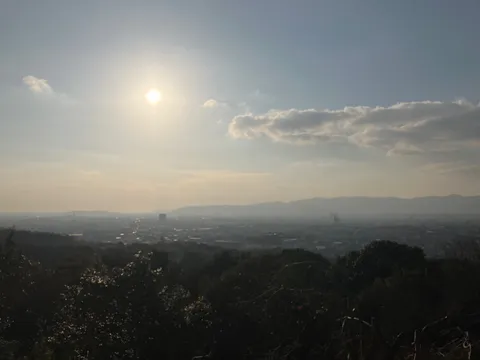 太陽と街並みのシルエット