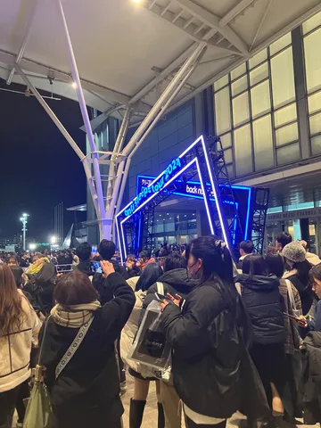 夜のライブ会場、熱気あふれる光景