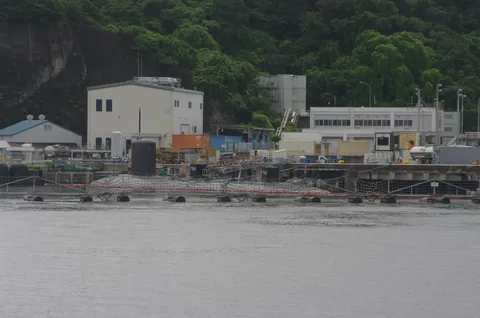 静寂の軍港、潜水艦と施設