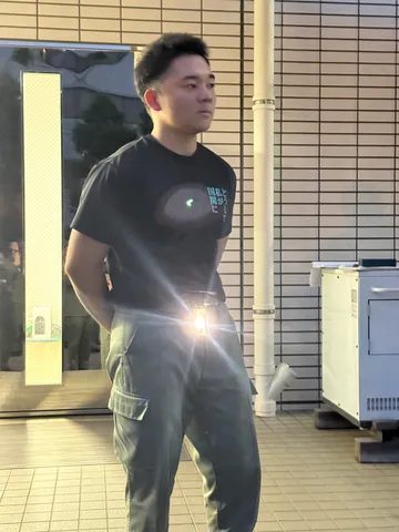 光を浴びて、クールなポーズ