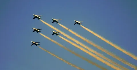 青空を切る飛行機の列