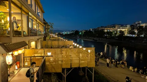 川沿いの夜景、灯りが誘うひととき