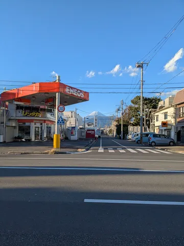 冬晴れの街にそびえる富士山