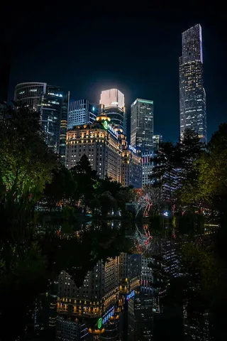 水辺に映る夜の摩天楼