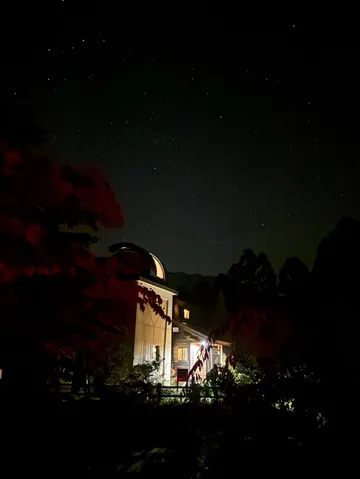 星空と灯る家のひととき