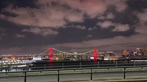 夜空に架かる光の橋