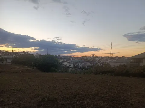 夕暮れの街と風の匂い