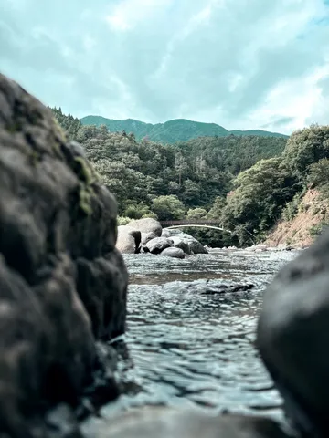 水辺の石と橋の囁き