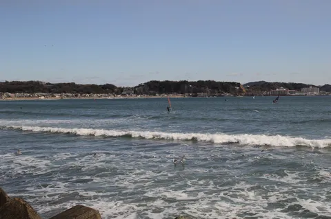 鎌倉の海岸から葉山を眺める