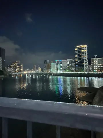 水面に映る都会の灯り