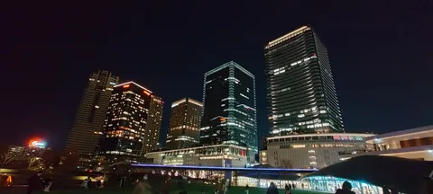 都会の夜景、煌めく摩天楼