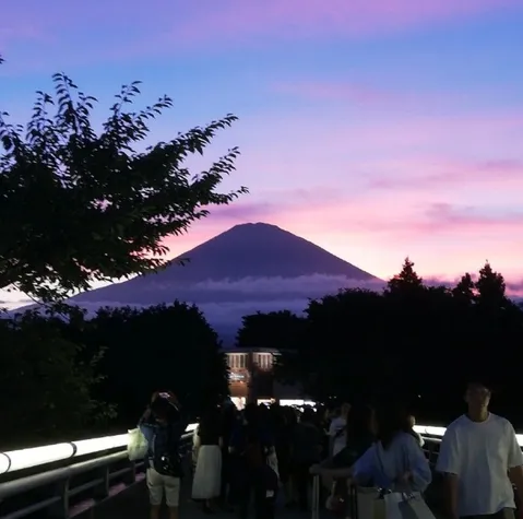 夕暮れ、富士山と人々のシルエット