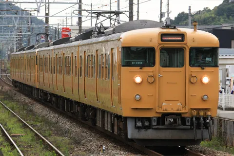 懐かしの黄色い電車、旅情を誘う