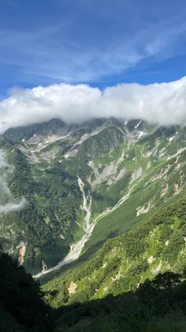 雲海に包まれた山の渓谷