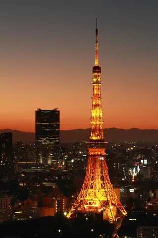 都会の夕景と輝く塔